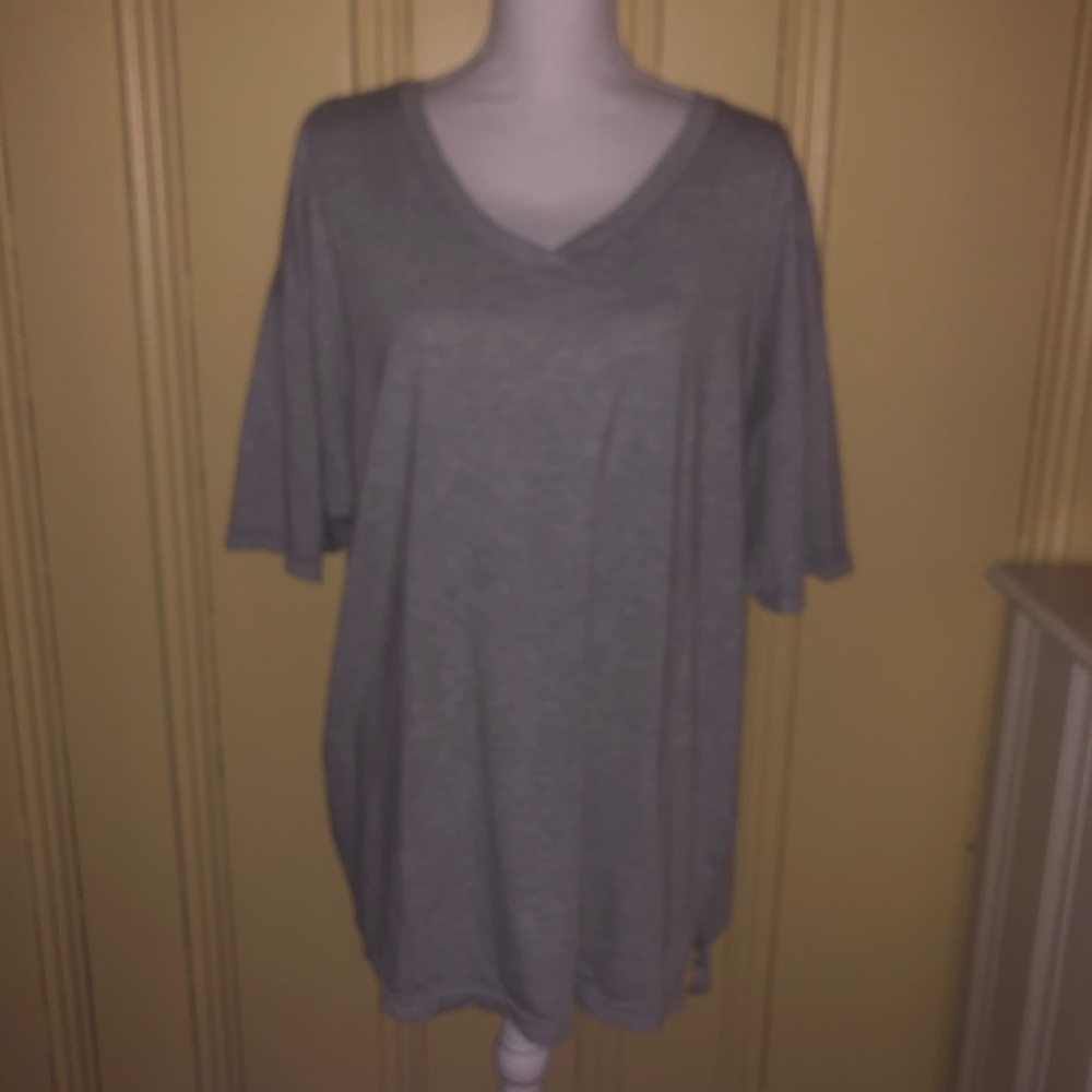 grey tee shirt